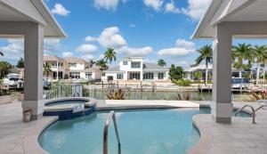 una piscina frente a una villa en Blue Jasmine, en Marco Island