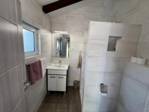 Apartmani Mareta في بتروفاتس نا مورو: حمام أبيض مع حوض ودش +43 صورة