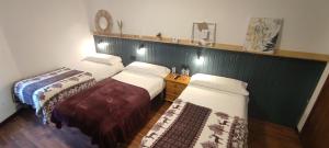 a hotel room with two beds at Hostal Cruce in Villafranca del Bierzo