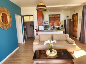 Kuchyň nebo kuchyňský kout v ubytování Duplex en bord de mer Fare Tahitea Pension