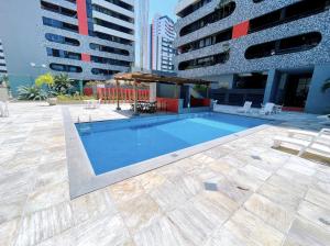 a swimming pool in the middle of a building at Flat Manhattan frente ao Dona Lindu in Recife