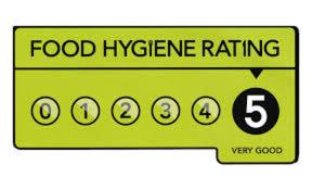 un signo verde que dice la calificación de higiene alimentaria en él en The Babbling Brook en Bridgwater