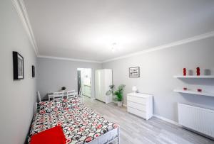 Un dormitorio con una cama con almohadas rojas. en Apartament Grójecka Korotyńskiego en Varsovia