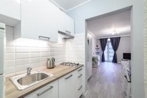 cocina con fregadero y encimera en Apartament Grójecka Korotyńskiego en Varsovia