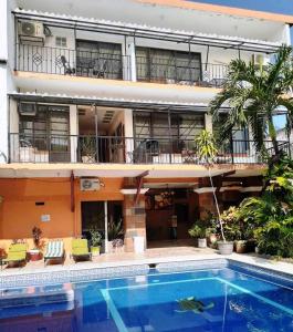 a hotel with a swimming pool in front of a building at Hotel Imperial Jojutla in Jojutla de Ju&aacute;rez