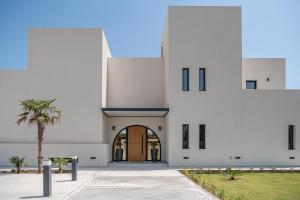 ハニア・タウンにあるNemia Luxury Residenceの白い建物