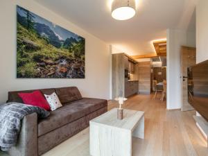 una sala de estar con un sofá y una mesa en Apart33 Top 2-10, en Haus im Ennstal