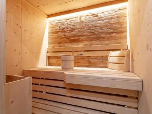 Una sauna con una taza de café dentro en Apart33 Top 2-10, en Haus im Ennstal 19 fotos más
