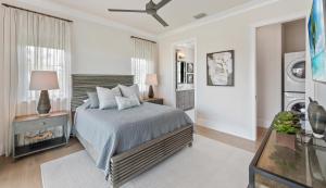 ein Schlafzimmer mit einem Bett und einem Tisch und einem Fenster in der Unterkunft Quintara Luxe in Marco Island + 53 Fotos