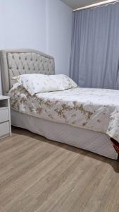 Postel nebo postele na pokoji v ubytování Apartamento mobiliado com ar condicionado em um quarto