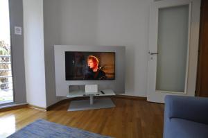 TV a/nebo společenská místnost v ubytování Alessia Apartments-top location and garage parking
