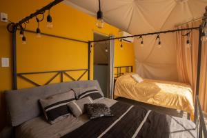 Postel nebo postele na pokoji v ubytování Pura Vista Glamping