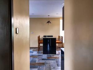 eine Küche und ein Esszimmer mit Tisch und Stühlen in der Unterkunft SUN n SAND BEACH RESORT in Daressalam