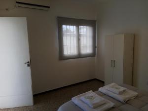ein Schlafzimmer mit zwei Betten und einem Fenster in der Unterkunft Urquiza - Habitación para turistas in Cordoba