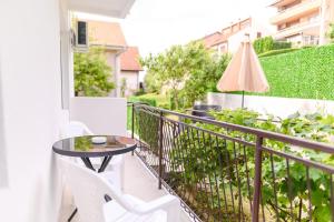Un balcón o terraza en Sunflower Apartmani