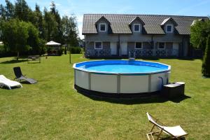 a large pool in the yard of a house at Aurora - Domki całoroczne nad morzem w Dziwnówku in Dziwnówek