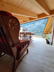 Nespecifikovaný výhled na hory nebo výhled na hory při pohledu z hostelu
