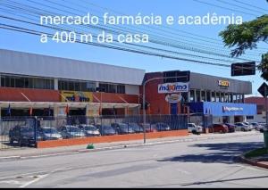 budynek z samochodami zaparkowanymi na parkingu w obiekcie STUDIO 01 Suite externa pirvativa w mieście São José dos Campos