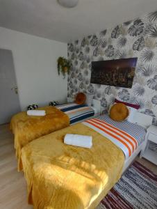 a room with two beds in a room at Appartement charmant à Noyers-sur-Cher - 45 m² - Parking in Noyers-sur-Cher