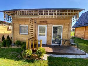 una piccola cabina con terrazza arredata con tavolo e sedie di Danube Oasis Stevantown 2 a Stari Banovci