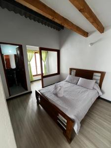 Un dormitorio con una cama con dos toallas encima. en Casa familiar RS, en Villa de Leyva