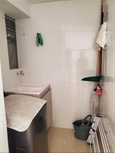 バランキージャにあるApartamento central en Barranquilla para estrenarの洗面台、トイレ、鏡のあるバスルーム
