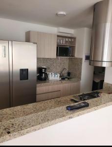 バランキージャにあるApartamento central en Barranquilla para estrenarのキッチン(冷蔵庫、カウンタートップ付)