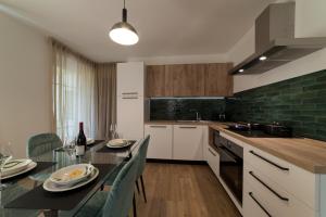 Una cocina o cocineta en Villa Monari Apartment with Mountain View