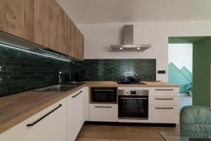 Una cocina o cocineta en Villa Monari Apartment with Mountain View