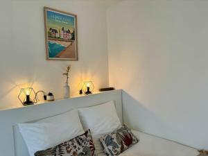 Postel nebo postele na pokoji v ubytování Le charmant studio n 32B à 350m des plages