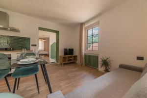 Kuchyň nebo kuchyňský kout v ubytování Villa Monari Apartment with Mountain View
