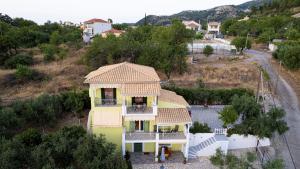 an aerial view of a house with a roof at Caza Levantiera in Kalamitsi