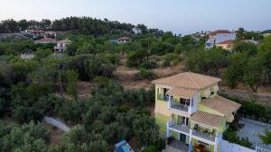 an overhead view of a house with a roof at Caza Levantiera in Kalamitsi