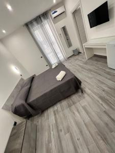 Habitación grande con cama en el centro en Marisol, en Palermo