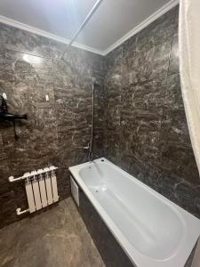 Et badeværelse på Алиханова 10А + 1 billede