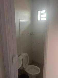 a bathroom with a toilet and a sink at HOUSE DORA AP 03 com AR CONDICIONADO in Campo Grande +20 photos