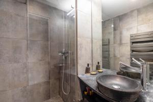 a bathroom with a sink and a shower at TANIT Piscine, 6 couchages, Parking in Antibes
