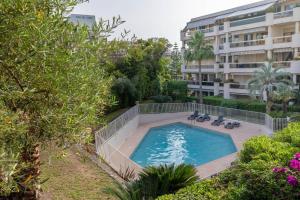 an image of a swimming pool in front of a building at TANIT Piscine, 6 couchages, Parking in Antibes