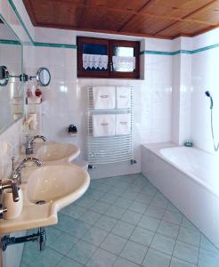 Ванна кімната в Alpenferienwohnung Strickner