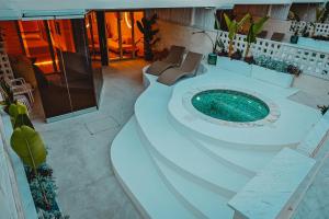 Kolam renang di atau dekat dengan Q Coconuts Seaside Suites