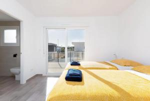 Postel nebo postele na pokoji v ubytování Casa Bos Flamingo Luxury Wellness Entire Villa Pool Jacuzzi Gran Alacant near Beach