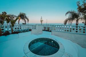 Kolam renang di atau dekat dengan Q Coconuts Seaside Suites