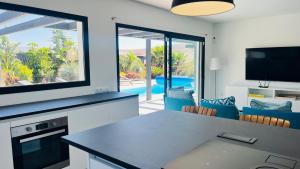 Una cocina con una gran ventana y una sala de estar. en Casa Carica with heated pool in Lajares, en Lajares