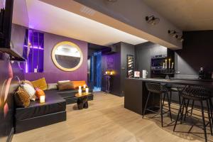 a living room with a couch and a bar at Villa Close Port Nature in Cap d'Agde