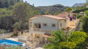 an aerial view of a house with a swimming pool at Retiro Sol - Casa Joni in Orba