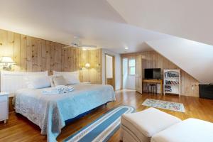 Un dormitorio con una cama y una sala de estar. en Sea Pine Palace, en Wellfleet