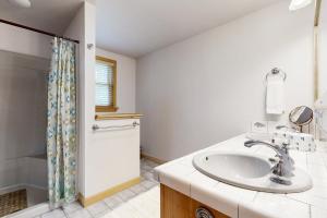 un baño con lavabo y ducha en Sea Pine Palace, en Wellfleet 18 fotos más