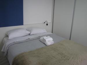 a bed with two folded towels on top of it at RCM Vilas - Studio Surf 606 in Joinville +31 photos