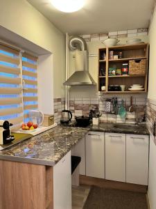 A kitchen or kitchenette at Tiny Paradise near Prisma