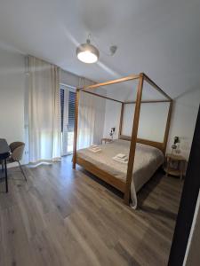Postel nebo postele na pokoji v ubytování B&B Colori Del Lago